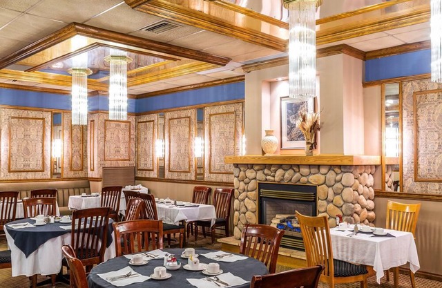 Ramada by Wyndham Thunder Bay Airlane Hotel