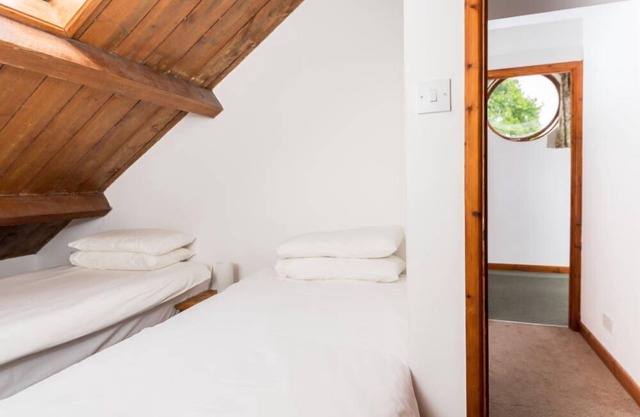 Ramblers Cottage - a cottage that sleeps 6 guests in 3 bedrooms