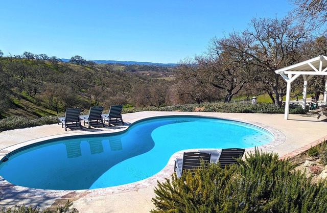 Ranch House Estate - Luxurious ranch house, vineyard views, pool, tennis, 4 bedrooms, 2.5 baths