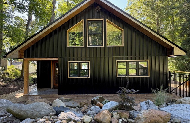 Raven Cove/Modern Lakefront Retreat