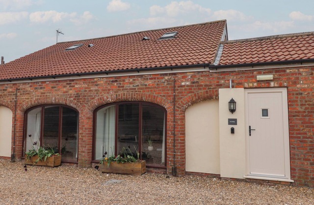 RAZORBILL, pet friendly, character holiday cottage in Flamborough