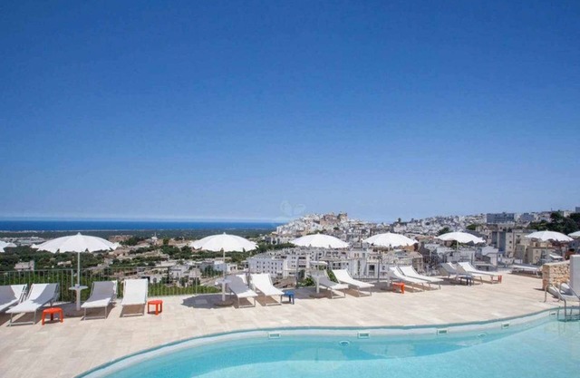 Rea C504. Pool, massages, restaurant, cocktail bar. For families, beach at 7km.