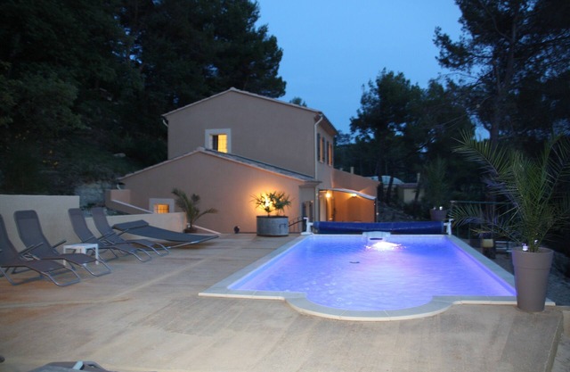 Recent house welcoming 8-10 people, private swimming pool, calm and intimacy