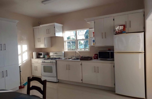 Recently Completed 2 Bdrm Apt A Short Walk From City Centre