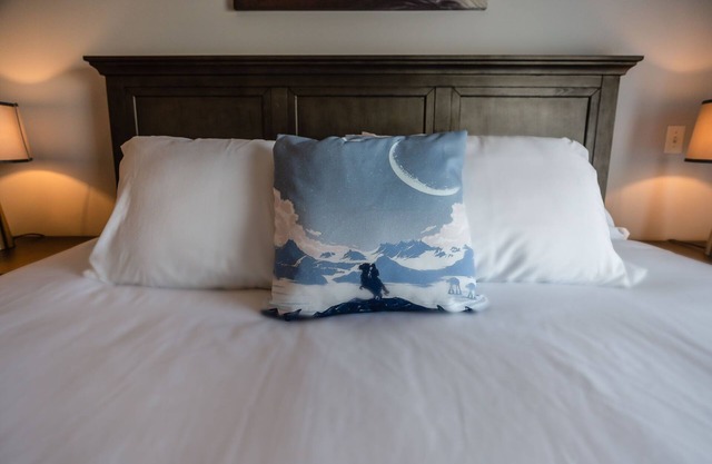 Recently remodeled, Tranquil Seabrook Retreat, walking distance to beach.