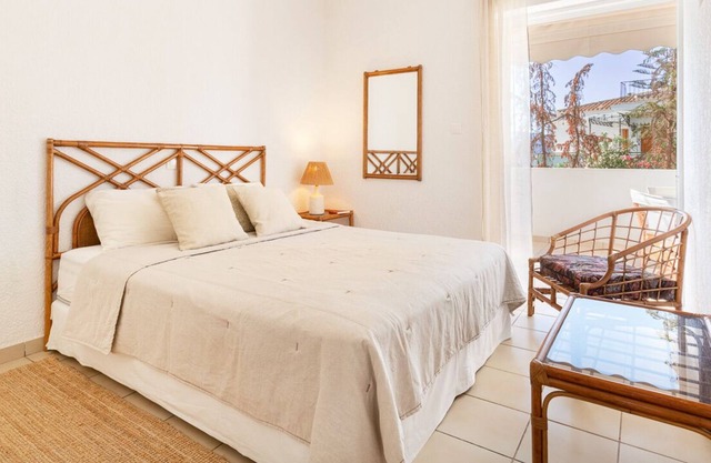 Recently renovated luxury apartment 30m from the beach with a sunny balcony