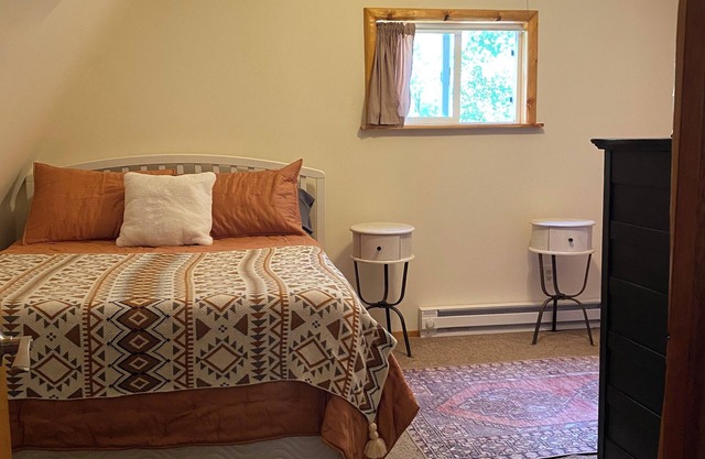 Red Barn Acres 2 bedroom barn on almost 3 acres with WiFi, AC in Houghton Lake!