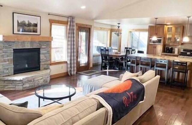 Red Fox Retreat (Comfortably Sleeps Up To 22!)