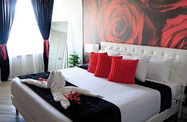 Red Rose Serenity 1BD Lux King - Southeast Jax