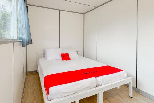 RedDoorz near Dusun Bambu Resort