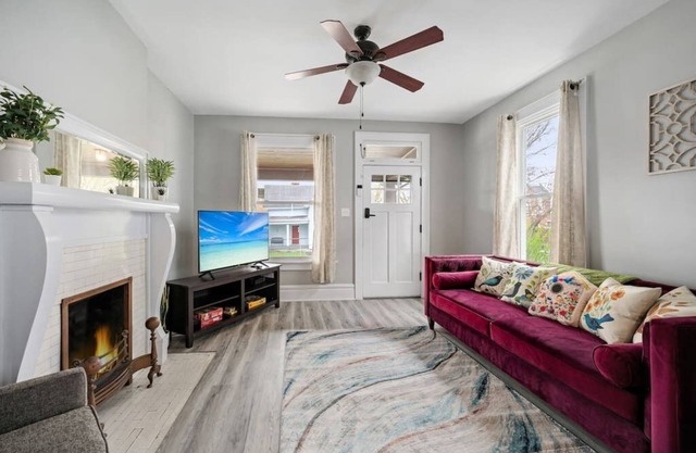 REDESIGNED 5BRs HOME NEAR UNIVERSITY & STADIUM With FREE PARKING