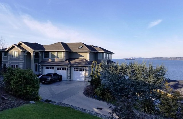 Redondo waterfront house with a private room