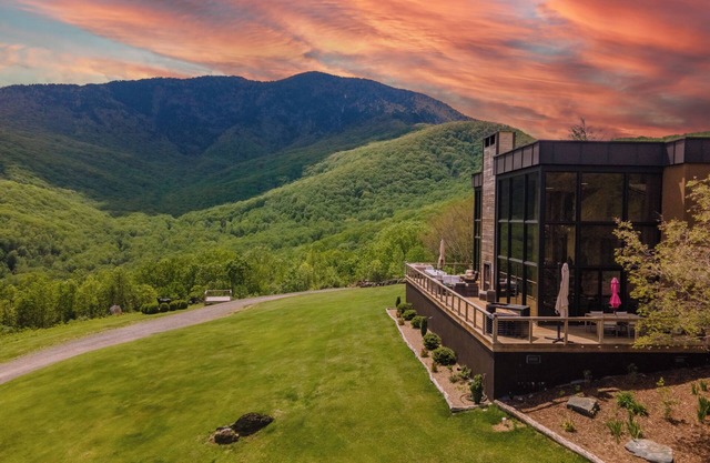 Redstone Mansion - Luxury Mountaintop Views of Pisgah National Forest