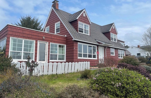 Redwood Room - Spacious Elegance Overlooking the Pacific Ocean and Trinidad Bay