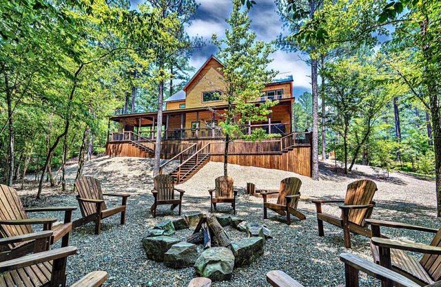 REGAL EAGLE Soars High on Luxury w/7 Private Bedroom Suites & Baths- Sleeps 22!