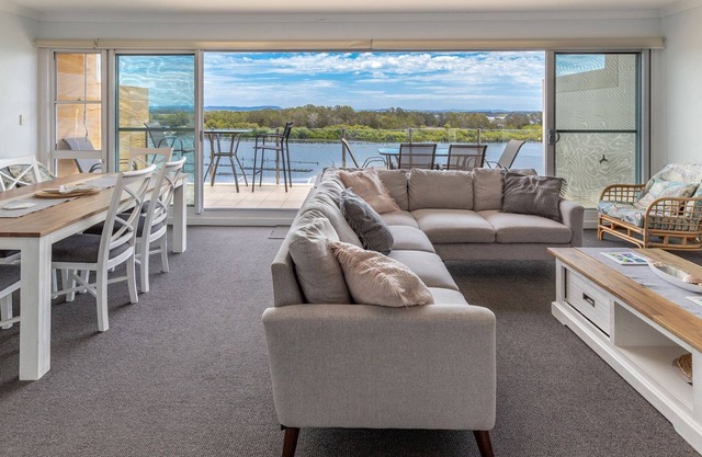 Regatta 23- luxury and views of both the lake and the mountains!