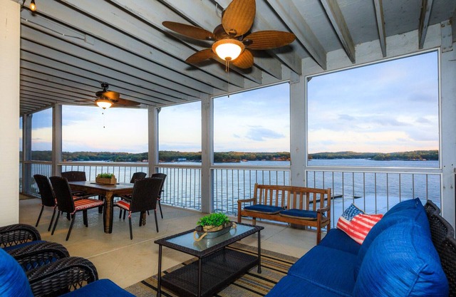 Regatta Bay Walk-in Unit! Sleeps 8, 3BD/3BA. Main channel view MM12. w/dock