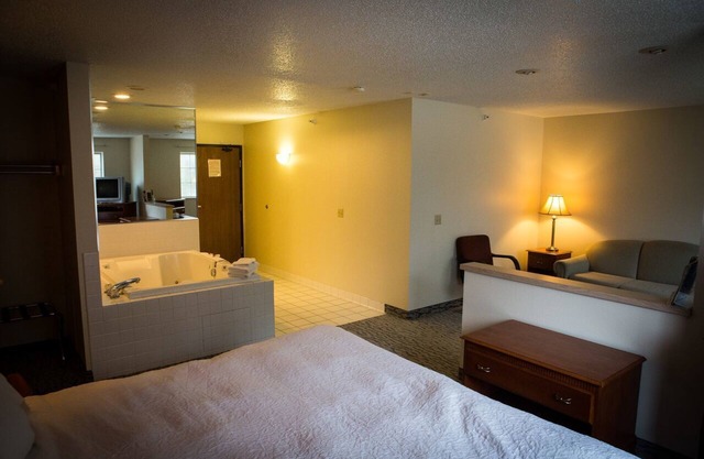 Regency Inn and Suites, Anoka
