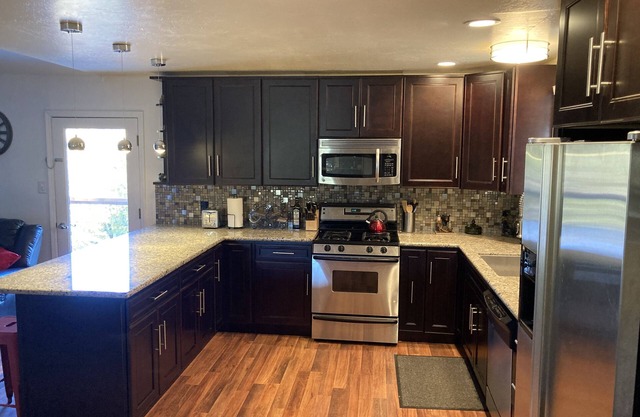 Relax and enjoy the canyon views. Minutes from downtown Murphy’s.