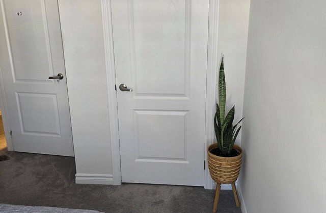 Relax and Recharge ! Cheerful Home away from Home , 15 min from the airport