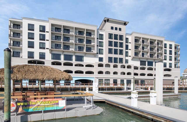 Relax and Unwind! 2 Great Units, Outdoor Pool, On-Site Restaurant and Bar