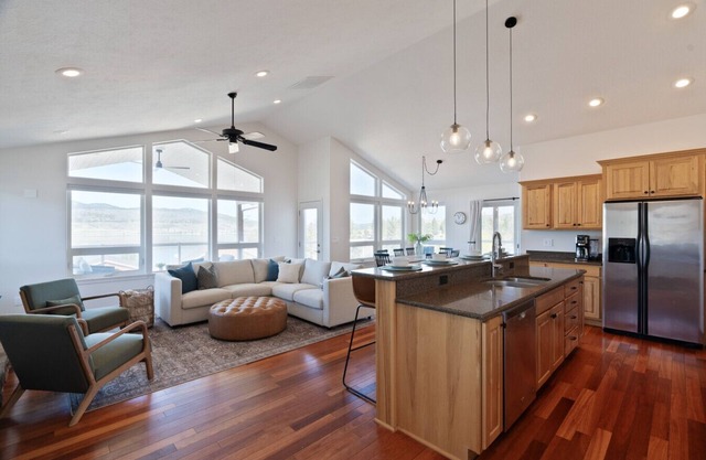 Relax at Friday Bay Retreat With Beautiful Lake Views .25 miles to Lake Trail