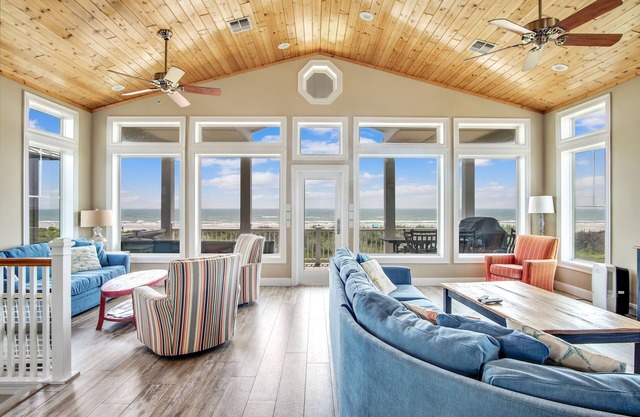 Relax in a Beautiful 6-Bedroom Beachfront Home with Panoramic Beach/Ocean Views