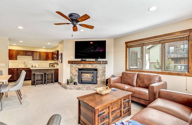 Relax in Breckenridge! Condo convenient to Skiing! Close to Downtown!