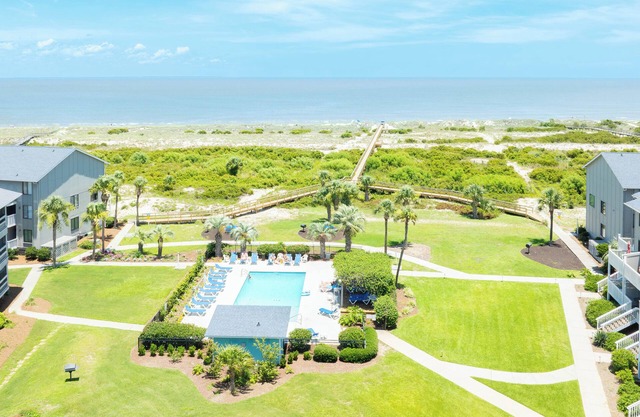 Relax in Coastal Comfort – 2BR/2.5BA Harbor Island Retreat