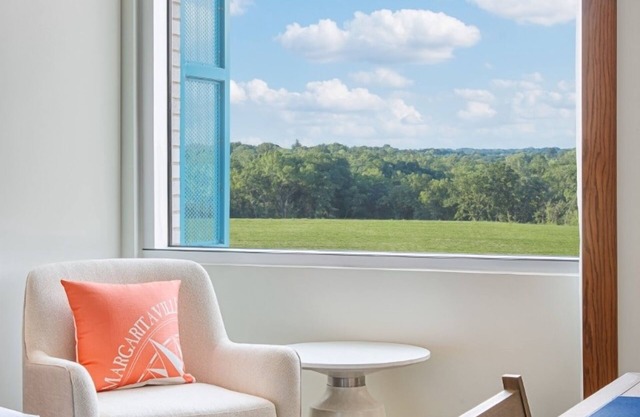 Relax in Style: Spacious Room w/Swimming Pool Near Kansas International Airport