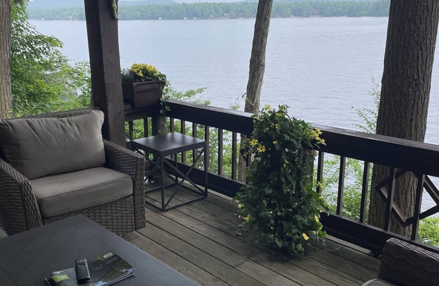 Relax Lake Front 2-night minimum. Dogs welcome.