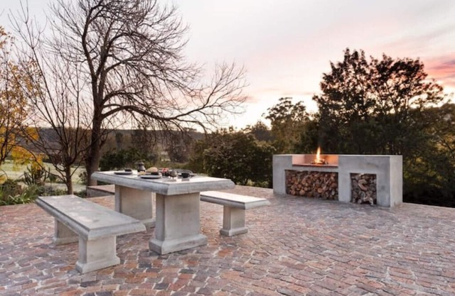 Relax with amazing views of vineyards & mountains in the heart of the Winelands!
