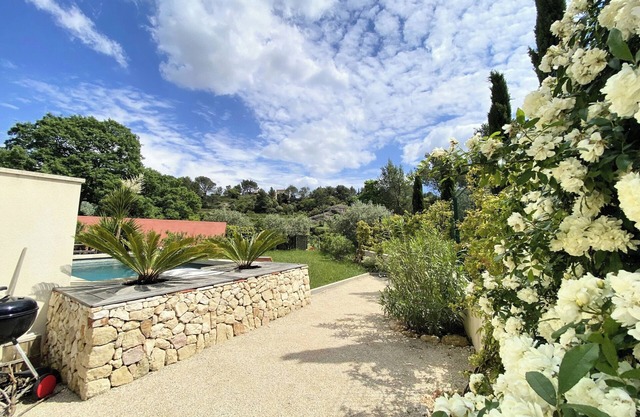 Relaxation guaranteed: villa with pool and indoor patio in Provence!