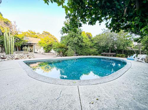 Relaxed and Cozy Poolside Studio - LOU2 - BUR