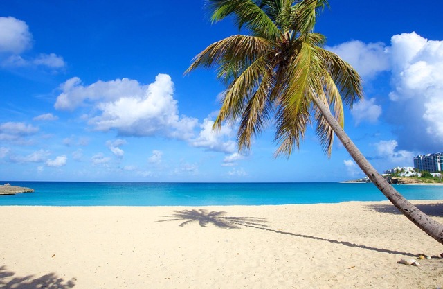 Relaxed Beach Getaway: Marina & Dining Just Steps Away