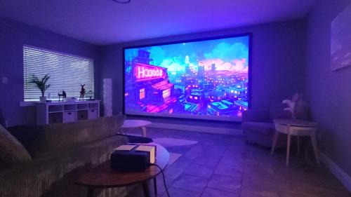 Relaxing 3-Bedroom w 150 Inch Projector & Pool Table