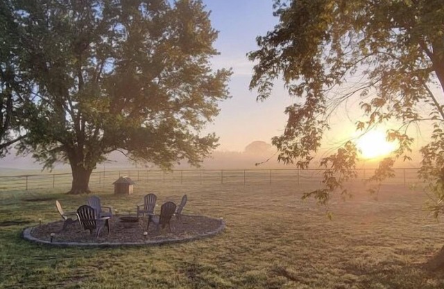 Relaxing country side stay with lots of lake and river activities close by.