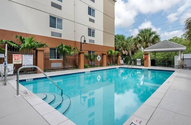 Relaxing Couple Stay w/Outdoor Pool | Free Parking and Pets Allowed