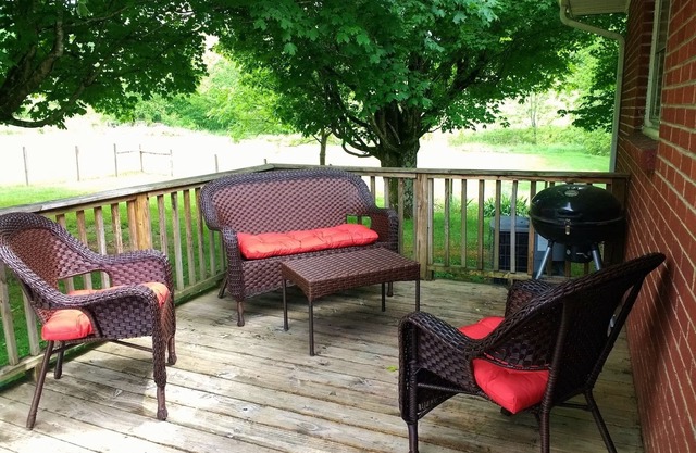 Relaxing, Cozy, Convenient, 2 mi. from the Creeper Trail/South Holston Lake,