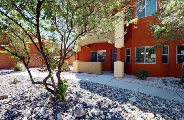 Relaxing Desert Getaway, 2 Bed Condo- All New Floors!