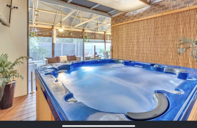 Relaxing Family & Business Getaway in Craigieburn with Heated Spa