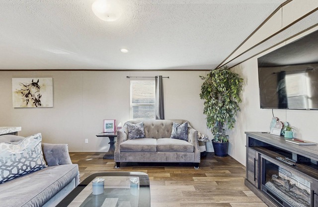 Relaxing farm setting, enjoy live animals from the porch with W/D, & AC