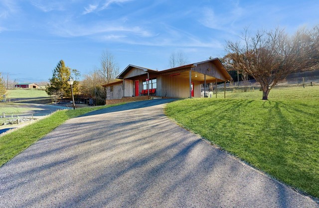 Relaxing farm setting, enjoy the porch with the sounds of the live animals