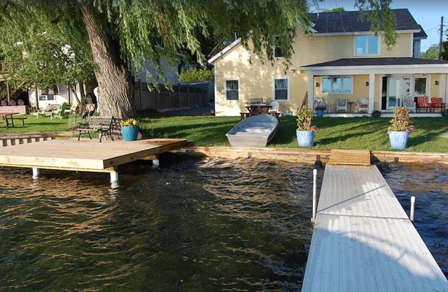 Relaxing Lakefront Retreat