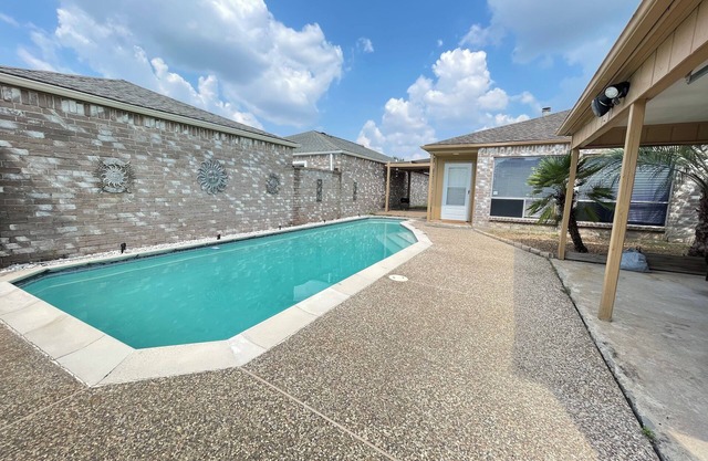 Relaxing oasis with private pool & outdoor fire pit