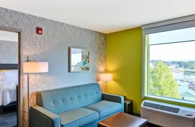 Relaxing Respite: Free Breakfast, Pets Allowed, Near Lake Hamilton Marina!