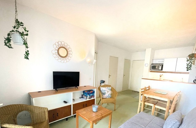 Relaxing stopover by the sea with swimming pool