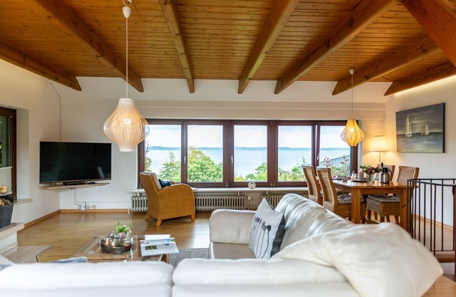 Relaxing vacation with sea views, sauna & fireplace right on the Flensburg Fjord