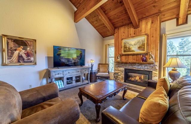 Remodeled 2 Bedroom View Condo Next to the Village at Mammoth!