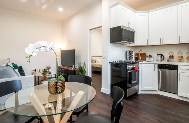 *REMODELED* 20 SECONDS WALK to the OCEAN + PARKING